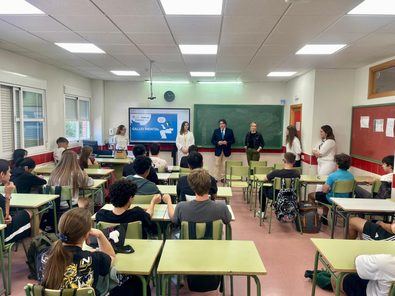 Un total de 15 profesionales sanitarios del Centro Médico Quirónsalud Valdebebas han colaborado en los 79 talleres de salud y prevención, organizados en nueve centros educativos de Educación Secundaria del distrito, en los que han participado más de 2.000 alumnos durante los dos últimos cursos.