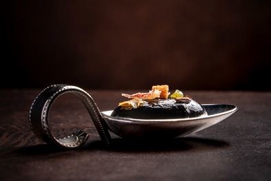 La experiencia se articula en dos menús degustación –uno de ellos vegetariano–, donde cada pase combina producto, técnica y emoción. El restaurante abre de miércoles a sábado, únicamente en horario de cena.