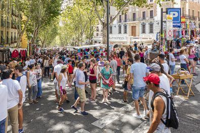 Caminar representa una de las opciones más accesibles para la movilidad cotidiana, sin requerir equipamiento específico ni grandes inversiones.