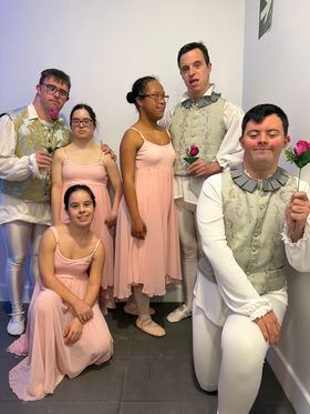 Un elenco de bailarines con Síndrome de Down disfruta y se desarrolla a través de la danza, favoreciendo su integración, desarrollo personal y poder de superación.