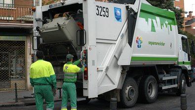 Se inicia la retirada de cinco días de basura