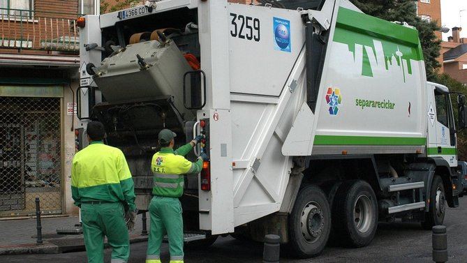 El servicio ha comenzado a funcionar al 40 por ciento en la capital desde primeras horas de la mañana, incluyendo labores de reparación de contenedores y retirada de nieve.