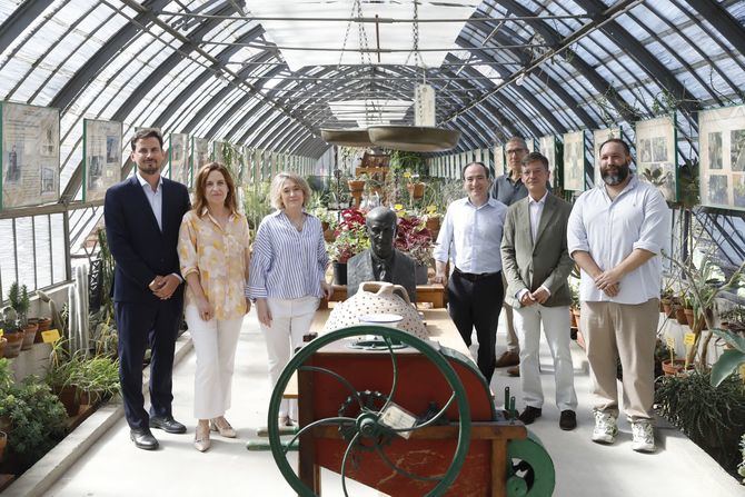 El delegado de Urbanismo, Medio Ambiente y Movilidad, Borja Carabante, y la delegada de Cultura, Turismo y Deporte, Marta Rivera de la Cruz, han presentado esta mañana los tres espacios vegetales culturales que se activarán durante este verano.