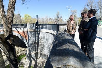 El Ayuntamiento, además, ha invertido 802.000 euros en la rehabilitación del cercano Puente de Capuchinos sobre el río Manzanares.