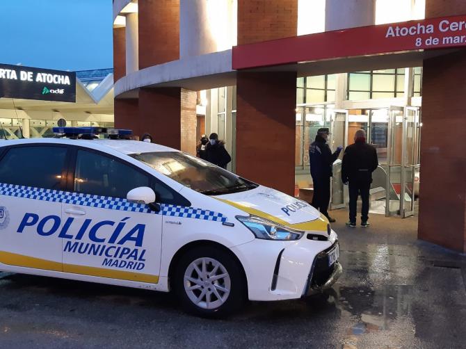 La Policía Municipal está repartiendo mascarillas a los viajeros en las principales estaciones. 