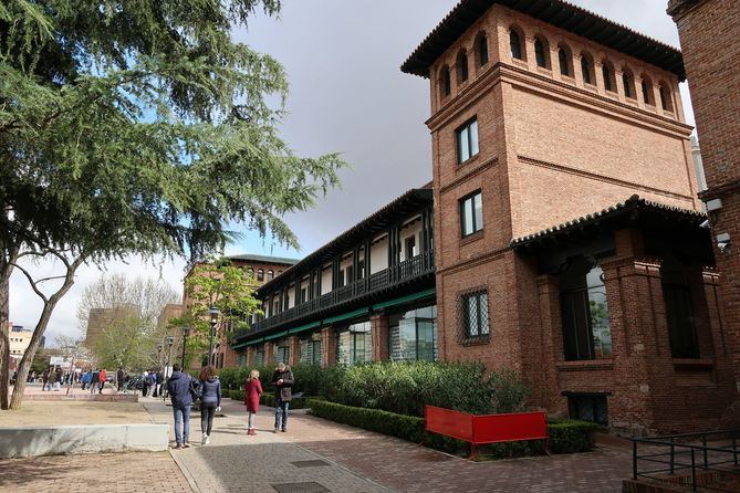 La Residencia de Estudiantes, fundada en 1910, fue resultado de las ideas innovadoras de la Institución Libre de Enseñanza, y tuvo como residentes a grandes personalidades de la escena cultural e intelectual como Lorca, Dalí, Severo Ochoa o Buñuel.
