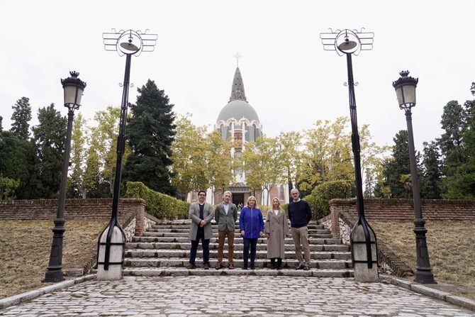 La vicealcaldesa, Inma Sanz, y la concejala de Ciudad Lineal, Nadia Álvarez, durante su visita al cementerio de la Almudena tras las obras de restauración de la capilla y el pórtico.