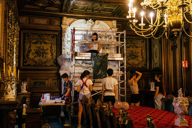 En el Palacio de Fernán Núñez continúan los trabajos de restauración en el Salón de Baile y el Comedor de Gala, y se trabaja en varios lienzos de la colección de inversores ferroviarios y retratos.