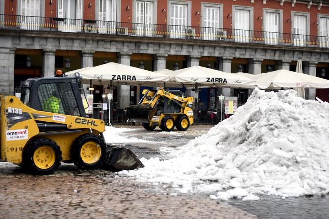 Un operativo especial de limpieza en la capital ha retirado esta pasada noche un total de 4.000 toneladas de nieve y hielo que estaban acumuladas en montones en la vía pública.