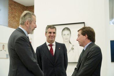 El alcalde de Madrid, José Luis Martínez-Almeida, ha visitado la muestra en su clausura y ha felicitado a los ganadores del premio y al resto de los participantes en la exposición, acompañado del concejal de Chamberí, Jaime González Taboada.