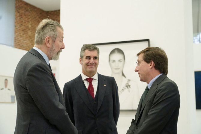 El alcalde de Madrid, José Luis Martínez-Almeida, ha visitado la muestra en su clausura y ha felicitado a los ganadores del premio y al resto de los participantes en la exposición, acompañado del concejal de Chamberí, Jaime González Taboada.