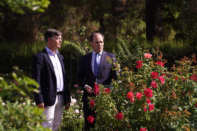 El delegado de Urbanismo, Medio Ambiente y Movilidad, Borja Carabante, junto al concejal delegado de Limpieza y Zonas Verdes, José Antonio Martínez Páramo, ha visitado la Rosaleda donde ha podido ver los trabajos que se llevan a cabo.