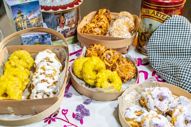 Con siglos de historia a sus espaldas y leyendas como la de la mítica tía Javiera, las rosquillas del santo, en sus diferentes versiones -listas, tontas, de Santa Clara y francesas -, forman parte del patrimonio gastronómico madrileño.