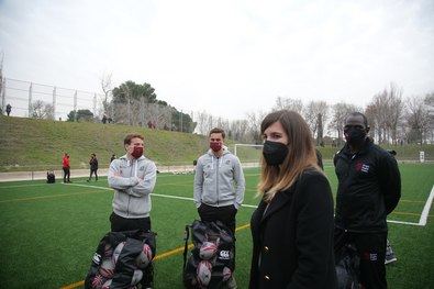 Sofía Miranda, concejala delegada de Deporte, en el encuentro entre los menores de la Escuela Municipal de Rugby Vallecas Rugby Unión y los jugadores internacionales.