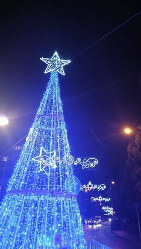 Entre los hitos navideños, Salamanca cuenta con un árbol de seis metros de altura en la calle de Brescia.