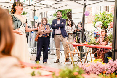 La delegada de Cultura, Turismo y Deporte, Marta Rivera de la Cruz, acompañada por el concejal de Centro, Carlos Segura, ha participado en una de las sesiones del taller de ramilletes, en la plazuela de Santiago.