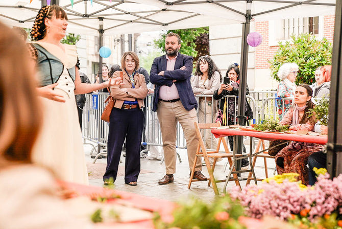 La delegada de Cultura, Turismo y Deporte, Marta Rivera de la Cruz, acompañada por el concejal de Centro, Carlos Segura, ha participado en una de las sesiones del taller de ramilletes, en la plazuela de Santiago.