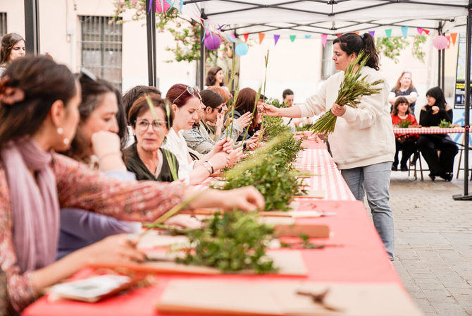 La elaboración de estos ramilletes se inspira en aquellas ofrendas florales que se hacían a San Isidro para pedir 'un milagro', bien sea en forma de ayuda con las cosechas o la meteorología.