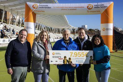 Todo lo recaudado por las inscripciones (tres euros cada una) se destina a proyectos de prevención de la obesidad infantil a través de Gasol Foundation. Sanz ha hecho entrega del cheque, acompañada por el concejal de Chamberí, Jaime González Taboada.