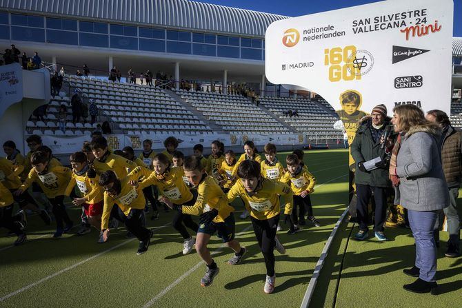 La vicealcaldesa de Madrid y alcaldesa en funciones, Inma Sanz, ha dado la salida de la Nationale-Nederlanden San Silvestre Vallecana Mini, en el Estadio Vallehermoso, una cita que antecede a la clásica vallecana de Nochevieja y en cuya décima edición han participado alrededor de 3.000 menores de hasta 16 años, acompañados de sus familias.