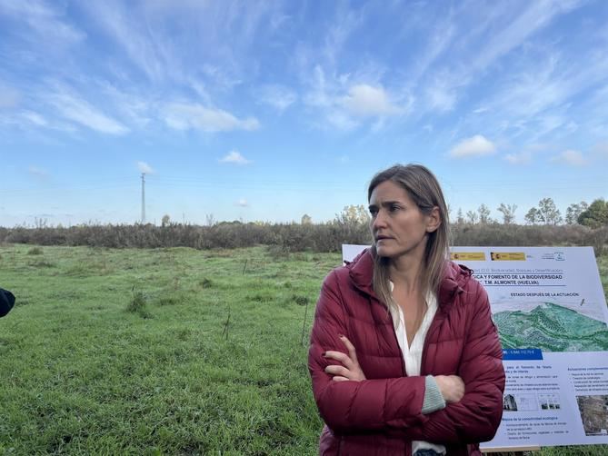 La vicepresidenta Tercera del Gobierno y Ministra para la Transición Ecológica y el Reto Demográfico, Sara Aagesen, en su reciente visita a la finca Los Mimbrales, en Doñana.