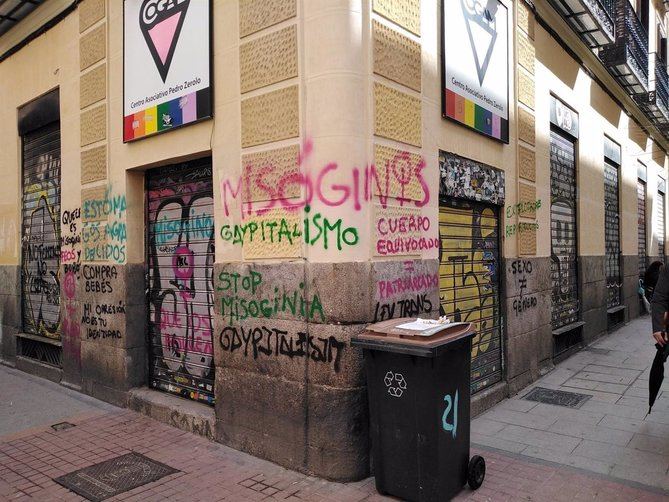 Entre las acusaciones pintadas en la fachada del Centro Asociativo Pedro Zerolo, en el madrileño barrio de Chueca, se encontraban las de 'Explotadores reproductivos', 'Compra bebés', 'Ley Trans es misoginia y capitalismo' junto a la firma 'Rad Fem'.