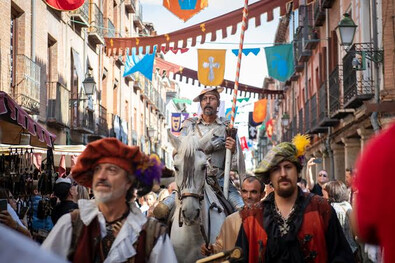 El Mercado Cervantino, la procesión cívica con la partida bautismal de Cervantes y la lectura popular de 'El Quijote' se encuentran entre sus actos más representativos.