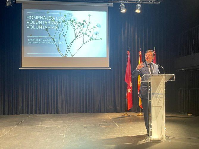 El concejal de Fuencarral El Pardo, José Antonio Martínez Páramo, ha inaugurado este lunes, en el centro cultural La Vaguada, la Semana del Mayor, una iniciativa que se celebrará del 13 al 17 de abril y en la que participan los usuarios de los ocho centros de mayores del distrito.