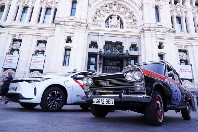 Un Seat 1500 negro con banda roja de los años 60 y Toyota bz4x, que participarán en el ‘día grande’ de la Semana de la Movilidad (SEM) madrileña, el próximo domingo 21 de septiembre, ante la sede del Ayuntamiento de Madrid en Cibeles.
