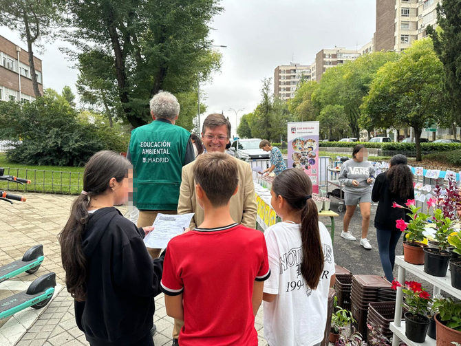 La programación incluye una obra de teatro de títeres, un circuito infantil de seguridad vial y talleres de pintacaras y de manualidades para elaborar bicicletas en miniatura con material reutilizado. En la imagen, el concejal del distrito, José Antonio Martínez Páramo, durante su visita a las actividades del CEIP Breogán la pasada edición.