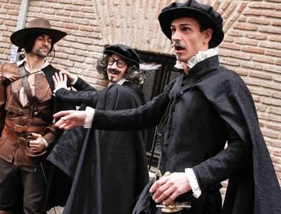 El cierre de esta semana cultural será en la plaza de las Cortes el domingo 27, a las 12:00 h, con una visita guiada y teatralizada por el barrio de las Letras.