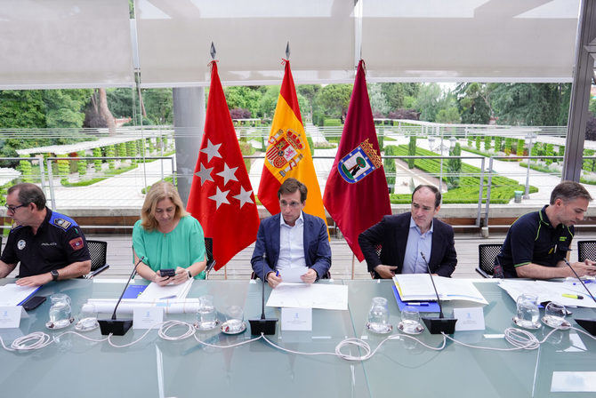 El alcalde de Madrid, José Luis Martínez-Almeida, acompañado por la vicealcaldesa y delegada de Seguridad y Emergencias, Inma Sanz; el delegado de Urbanismo, Medio Ambiente y Movilidad, Borja Carabante, y el delegado de Políticas Sociales, Familia e Igualdad, José Fernández, ha presidido una reunión con los servicios municipales que desarrollarán su labor durante los actos programados en el marco de la estancia del santo padre.