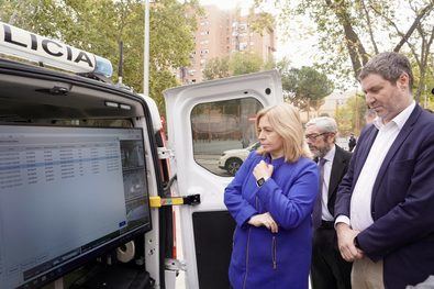 La vicealcaldesa y delegada de Seguridad y Emergencias, Inma Sanz, ha comprobado hoy su funcionamiento junto al concejal del distrito, Alberto González.