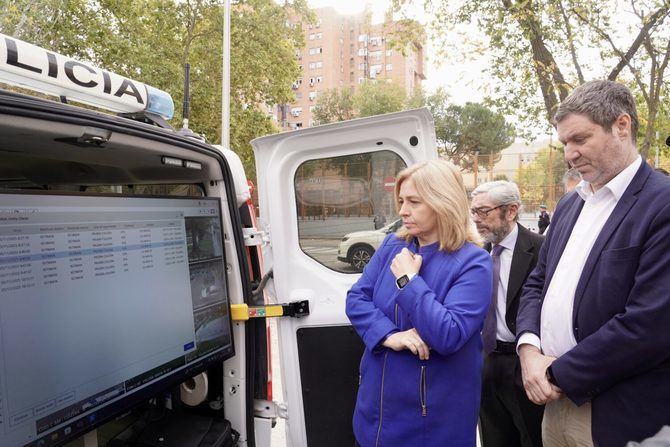 La vicealcaldesa y delegada de Seguridad y Emergencias, Inma Sanz, ha comprobado hoy su funcionamiento junto al concejal del distrito, Alberto González.