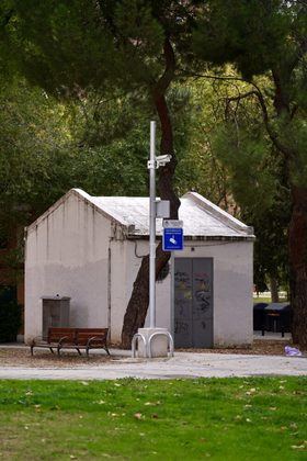 Consta de 18 cámaras, dotadas de inteligencia artificial y que cubren diversas ubicaciones estratégicas del entorno para mejorar la seguridad en toda la zona.