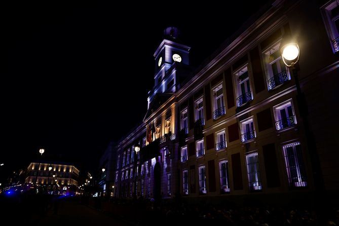La Comunidad de Madrid ha iluminado hoy de color azul la fachada de la Real Casa de Correos, sede del Gobierno regional, con motivo de la conmemoracion del Dia Mundial de Concienciacion sobre el Autismo.