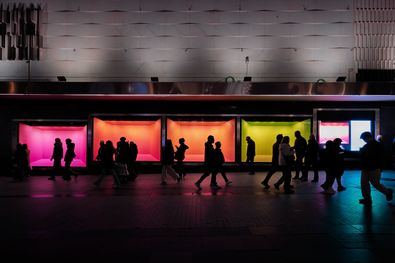 En los escaparates de Preciados, la artista construye un espacio íntimo y recogido, en contraposición a la intensidad visual del entorno comercial.