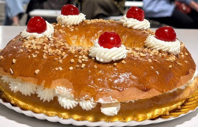 La corona de la Almudena nació en 1978, cuando los pasteleros de Madrid la crearon en honor a su patrona. Aunque se parece al roscón de Reyes, la corona de la Almudena tiene diferencias importantes.