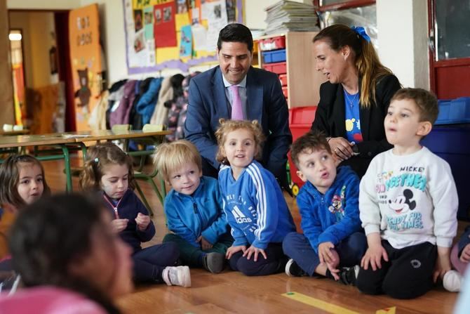 El consejero de Educación, Ciencia y Universidades, Emilio Viciana, durante su visita en 2024 al colegio público Arquitecto Gaudí de la capital, coincidiendo con el Día Mundial de Concienciación sobre el Autismo.