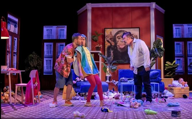 'Pero no se lo digas', la comedia escrita por Ferrán González, dirigida por Borja Rodríguez y protagonizada por Agustín Jiménez, Sara Escudero y César Camino, continuará en la cartelera del Teatro Bellas Artes hasta el próximo 23 de agosto.