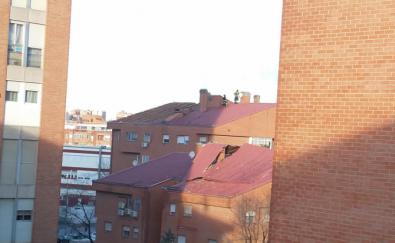 El viento arranca un tejado, en Vallecas