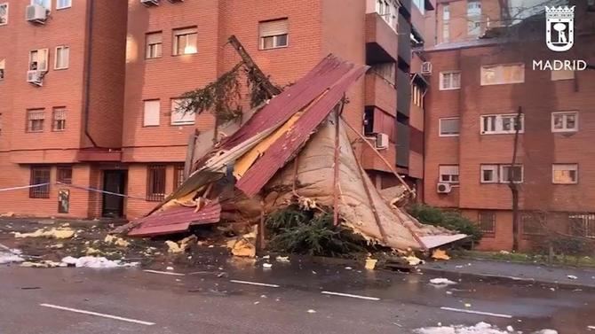 Las dos faldones superiores, de 200 metros, de este inmueble, situado en el 12 de la calle de Enrique García Álvarez, en el barrio de Santa Eugenia, se han desprendido minutos antes de las 7.00 horas de este viernes. 