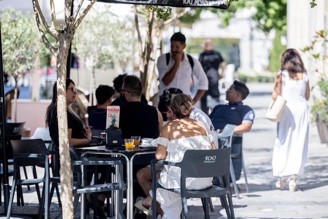 Desde Más Madrid exigen medidas para controlar las autorizaciones y mejorar la convivencia, mientras el Gobierno municipal defiende que la nueva Ordenanza busca equilibrar intereses y dar seguridad jurídica a la hostelería.
