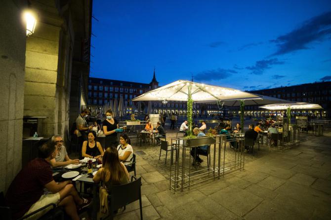 El cierre del ocio nocturno en Madrid y la prohibición de fumar en terrazas entran en vigor este jueves