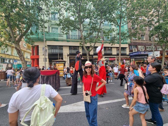 La concejala del distrito, Paula Gómez-Angulo, durante su asistencia a varias de las actividades de la jornada de 2025, que contó, al igual que la de este domingo, con diversos espectáculos gratuitos y zona deportiva para los más pequeños.