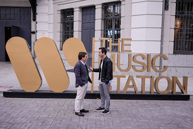 Almeida, en la sede de Warner Music Spain, con Hidalgo y Fanjul durante un reciente acto en reconocimiento a empresas y profesionales extranjeros asentados en Madrid.