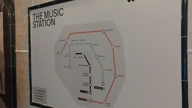 Para sus salas, desde Warner Music Spain han querido conectar la historia reciente de la música en directo en la capital con el concepto creativo de The Music Station y llevan el nombre de estos establecimientos míticos.