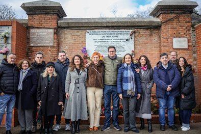 Al acto, celebrado en el cementerio de la Almudena, han asistido la portavoz del PSOE en el Ayuntamiento de Madrid, Reyes Maroto; el delegado de Gobierno en Madrid, Francisco Martín; el exalcalde de Madrid, Juan Barranco; el secretario general del PSOE de Madrid, Óscar López y la portavoz adjunta del PSOE, Enma López.