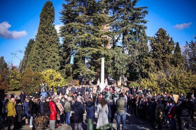 El Grupo Municipal Socialista, encabezado por su portavoz, Reyes Maroto, ha rendido este domingo un homenaje a Enrique Tierno Galván con motivo de los 40 años de su fallecimiento.