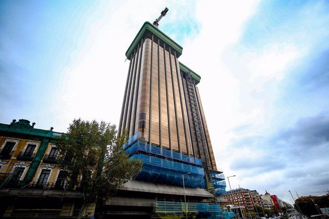 La reforma de las Torres Colón conlleva la eliminación de su emblemático 'enchufe', el remate ornamental que corona el conjunto, y en su lugar se erigirán cuatro nuevas plantas de oficinas.